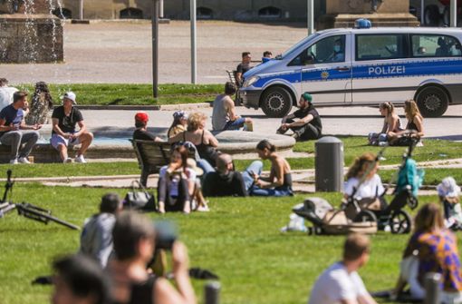 Meistens musste die Polizei einschreiten, weil sich zu viele Menschen in der Öffentlichkeit trafen. Foto: dpa/Christoph Schmidt