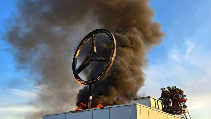 Autohaus in Leonberg: Mercedes-Stern brennt lichterloh