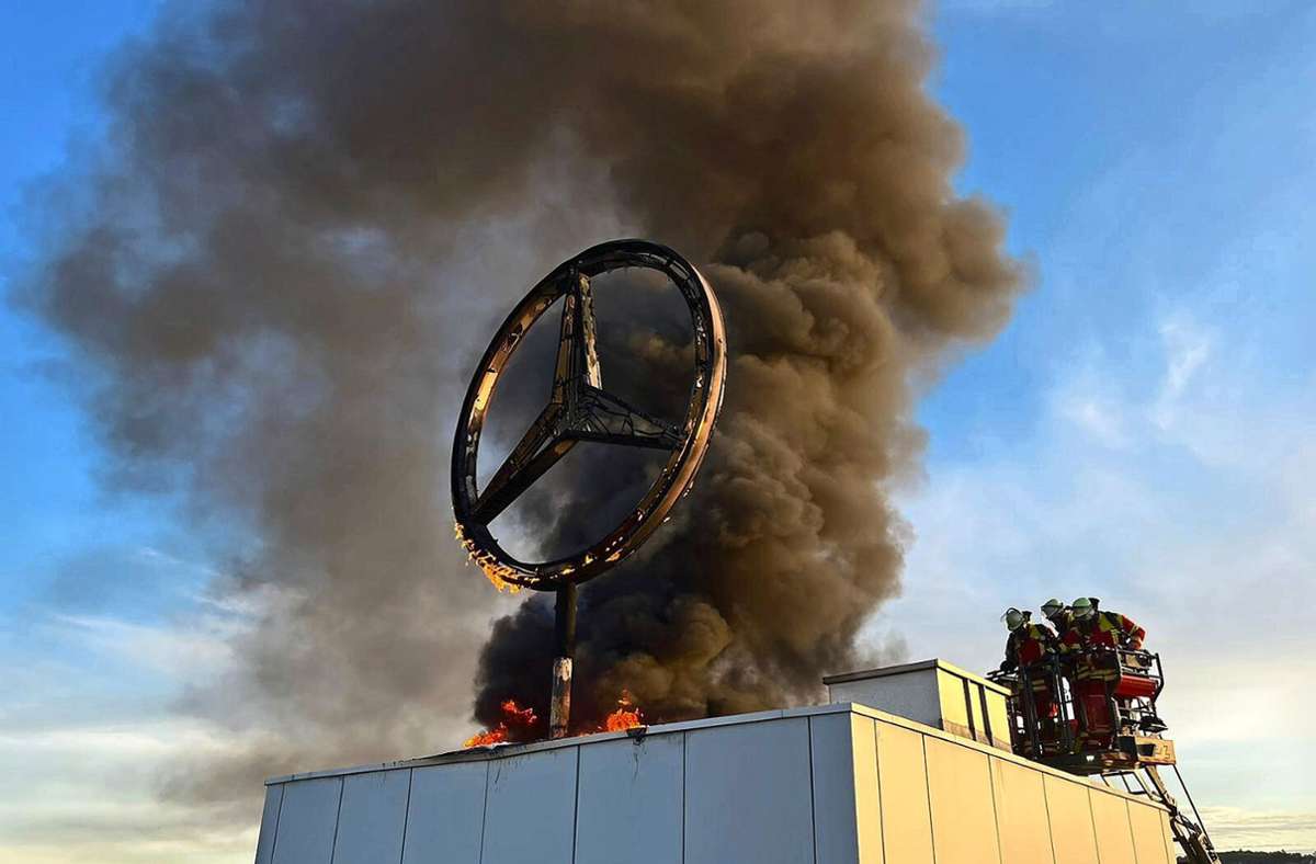 Der Mercedes-Stern ist in Flammen. Foto: Feuerwehr Leonberg/