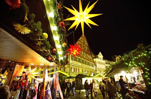 In Esslingen wird rund um den Mittelalter- und Weihnachtsmarkt auch dieses Jahr nicht mit der Beleuchtung gespart. Foto: Horst Rudel