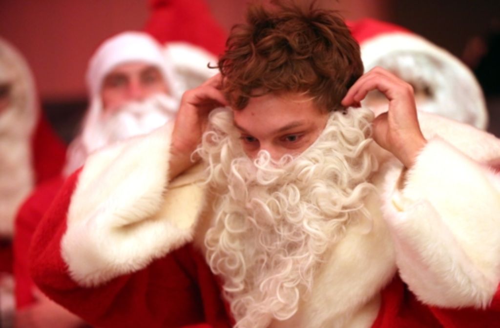 Wer ein Weihnachtsmann werden will, muss sich gut vorbereiten, etwa bei der Vollversammlung der „Adventsvermittlung Heinzelmännchen.“