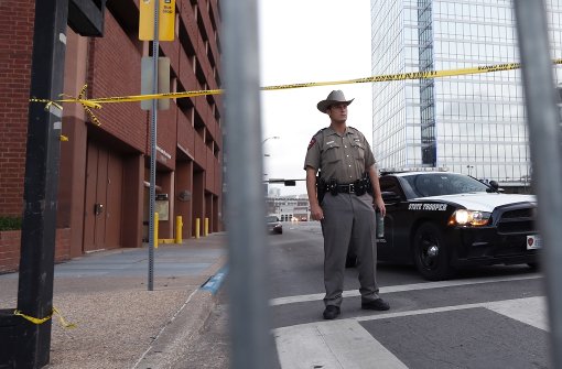 Polizist sichert ein Straßenviertel in Dallas ab. Foto: AP