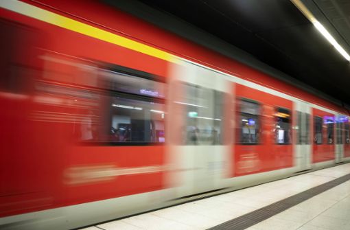 Die Stuttgarter S-Bahn hatte am Montag und Dienstag erhebliche Probleme bei der Pünktlichkeit. Foto: IMAGO//Michael Weber