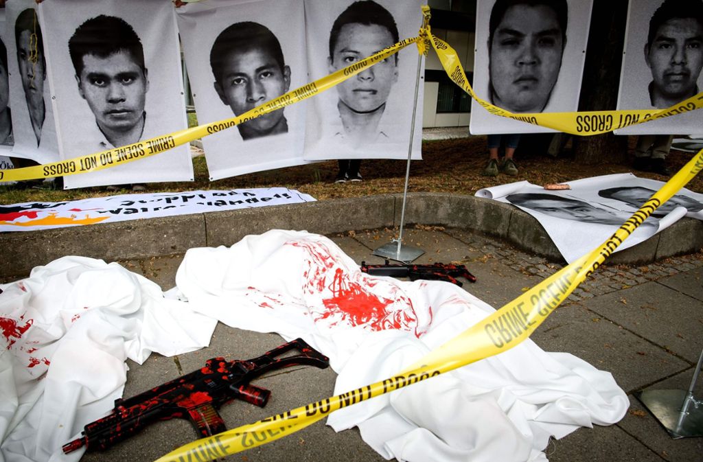 Aktivisten vor dem Landgericht glauben den Vorwürfen der Staatsanwaltschaft, dass Mitarbeiter des Waffenherstellers Maschinengewehre nach Mexiko verkauft haben.