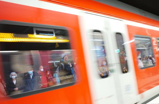 Pendler müssen in Baden-Württemberg weiterhin eine Maske tragen in Bus und Bahn. Foto: IMAGO/imagebroker/IMAGO/imageBROKER/Michael Weber