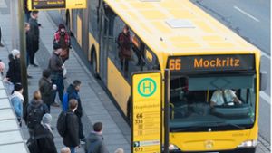 Ein Linienbus in Dresden. Ein Busfahrer platzierte an der Seitenscheibe einen Zettel mit der Aufschrift „Diesen Bus steuert ein Deutscher Fahrer“. (Archivbild) Foto: dpa/Sebastian Kahnert