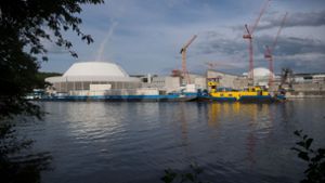 Der radioaktive Müll ist auf dem Lastenschiff vor dem Atomkraftwerk in Neckarwestheim angekommen. (Archivfoto) Foto: dpa