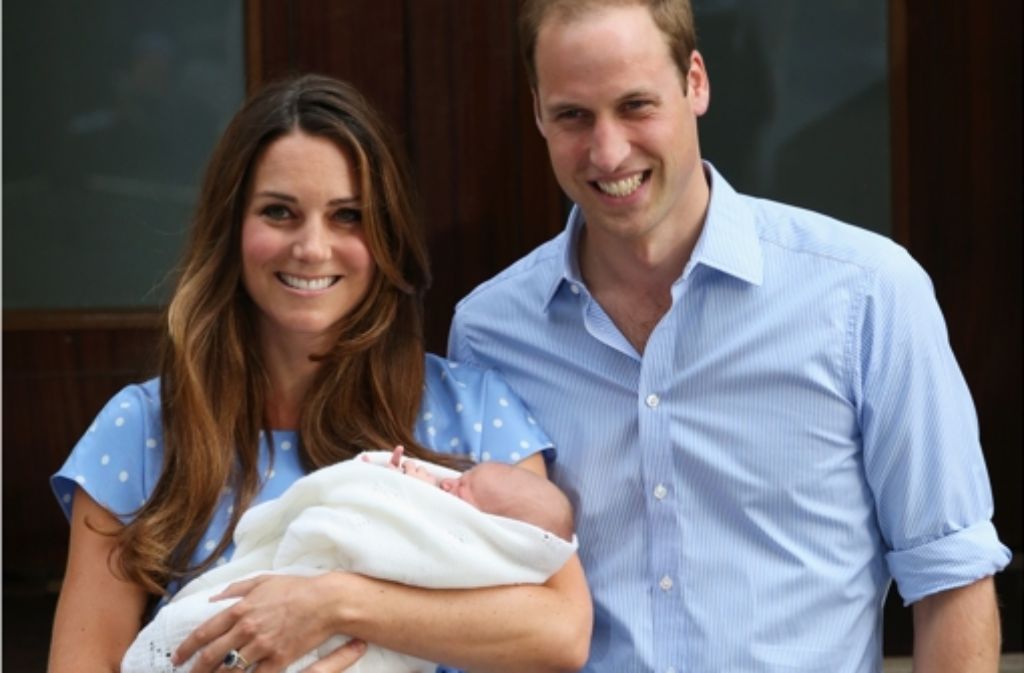 Vor dem St Marys Hospital präsentieren Herzogin Kate und Prinz William ihren Erstgeborenen den Fotografen und Kamerateams.