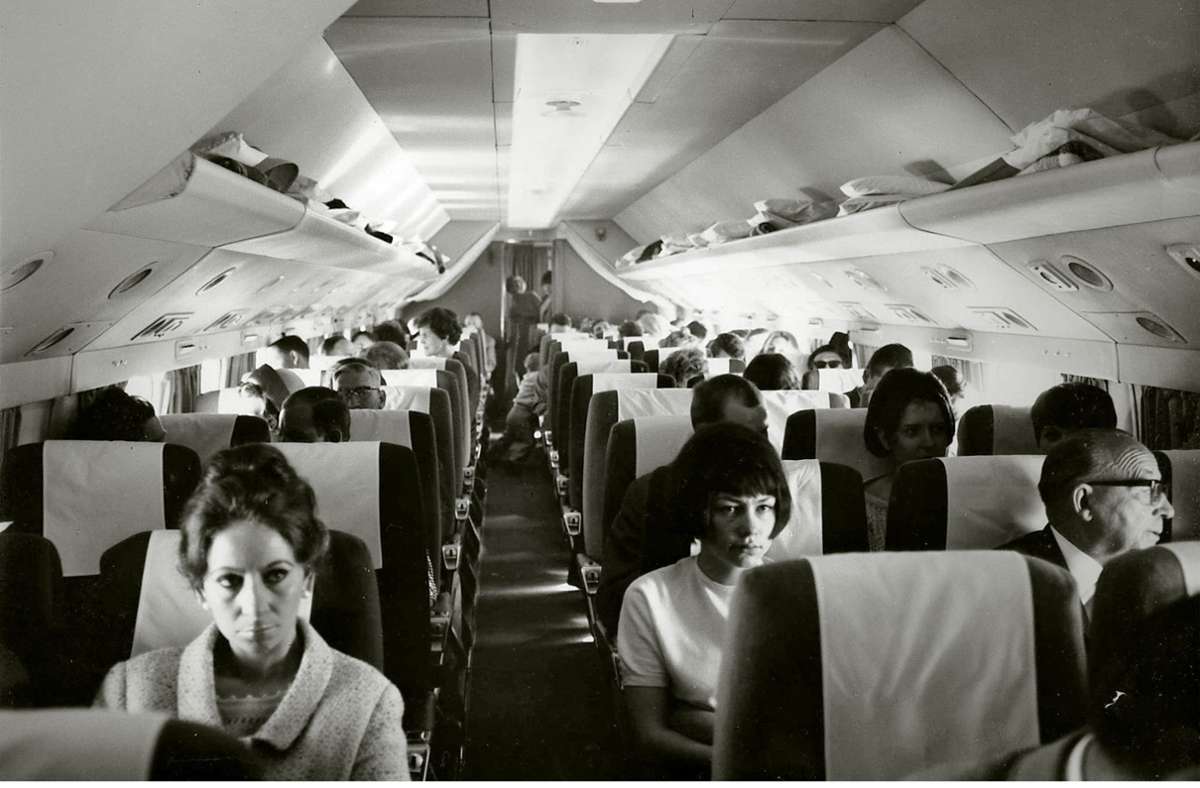 Flug  in den Sommerurlaub mit einer Chartermaschine  1965 nach Mallorca Die Treppe zur Abflughalle des im Jahr 2000 abgerissenen Terminals 3 Foto: Hetzel