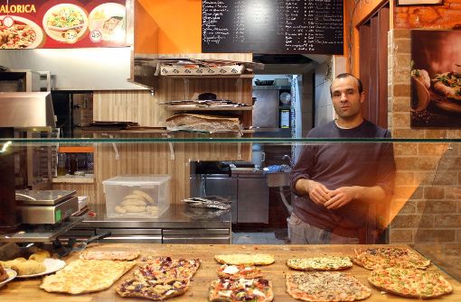 Der Pizzabäcker Karim S. in seinem Laden in Rom. Das Pizza-Geschäft wird immer internationaler. In vielen Städten haben ausländische Pizzabäcker die einheimischen «Pizzaioli» abgelöst. Foto: dpa