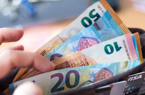 Eine Zahlung von 1212 Euro versteckt sich im Kleingedruckten. Foto: Archiv (dpa)