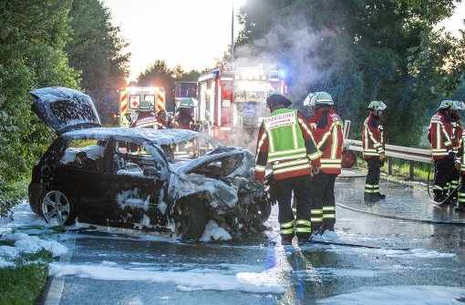 Die Feuerwehr muss den Brand löschen, weil das Auto Feuer fängt. Foto: 7aktuell.de/Adomat
