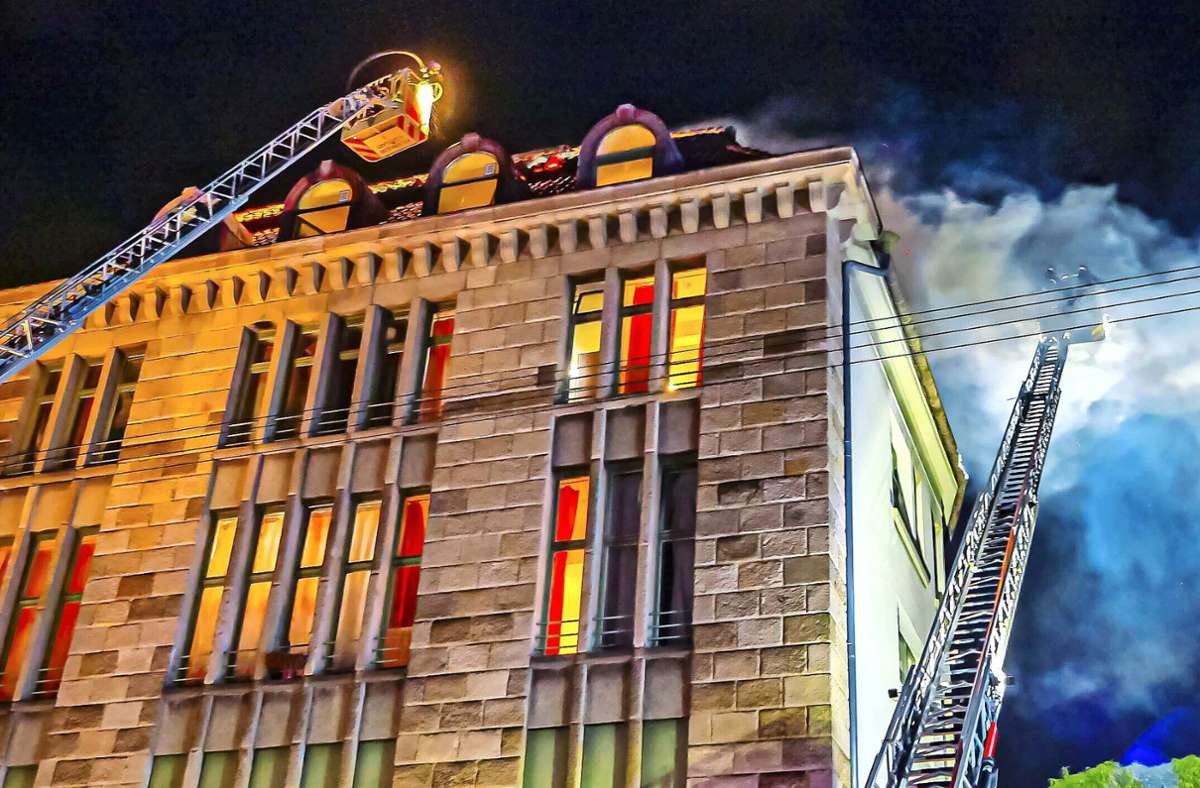Die Feuerwehr kämpft gegen den Brand im Dach des Wohnheims. Foto: 7aktuell.de/Alexander Hald