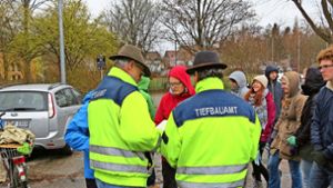 Mitarbeiter des Tiefbauamts weisen die Helfer ein. Foto: Otto-H. Häusser
