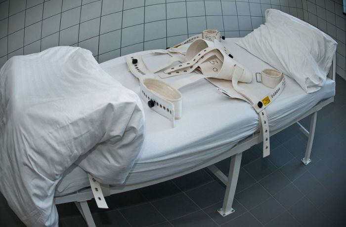 Nach tödlichem Brand in Pforzheimer Klinik: Der Notfall im Krankenhaus: Wann wird ein Patient fixiert?