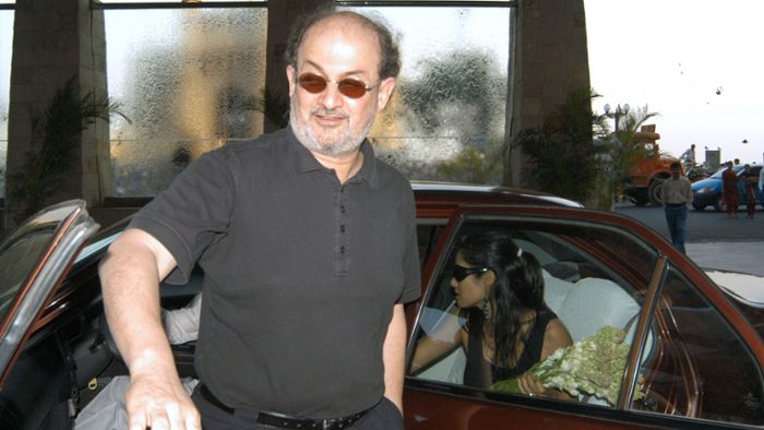 Salman Rushdie: Schriftsteller auf Bühne  attackiert – Täter festgenommen