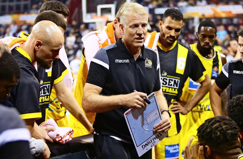 Trainer John Patrick (Mitte) geht mit den MHP Riesen Ludwigsburg zuversichtlich in die neue Basketball-Saison.