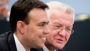 Finanzminister Nils Schmid (SPD, vorn) und Ministerpräsident Winfried Kretschmann (Grüne) Foto: dpa