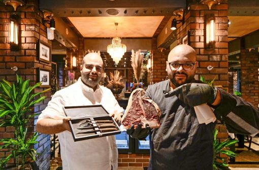 So sieht hochwertiges Fleisch aus: Matei Elias (li.) und Babak Samangi betreiben seit kurzem das „Blackbones Steakhouse & Bar“ in Bietigheim. Foto: Simon Granville