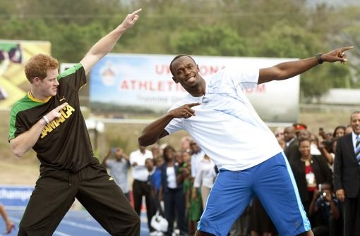 Mach den Blitz: Der Läufer Usain Bolt (rechts) und Großbritanniens Prinz Harry. Foto: dapd
