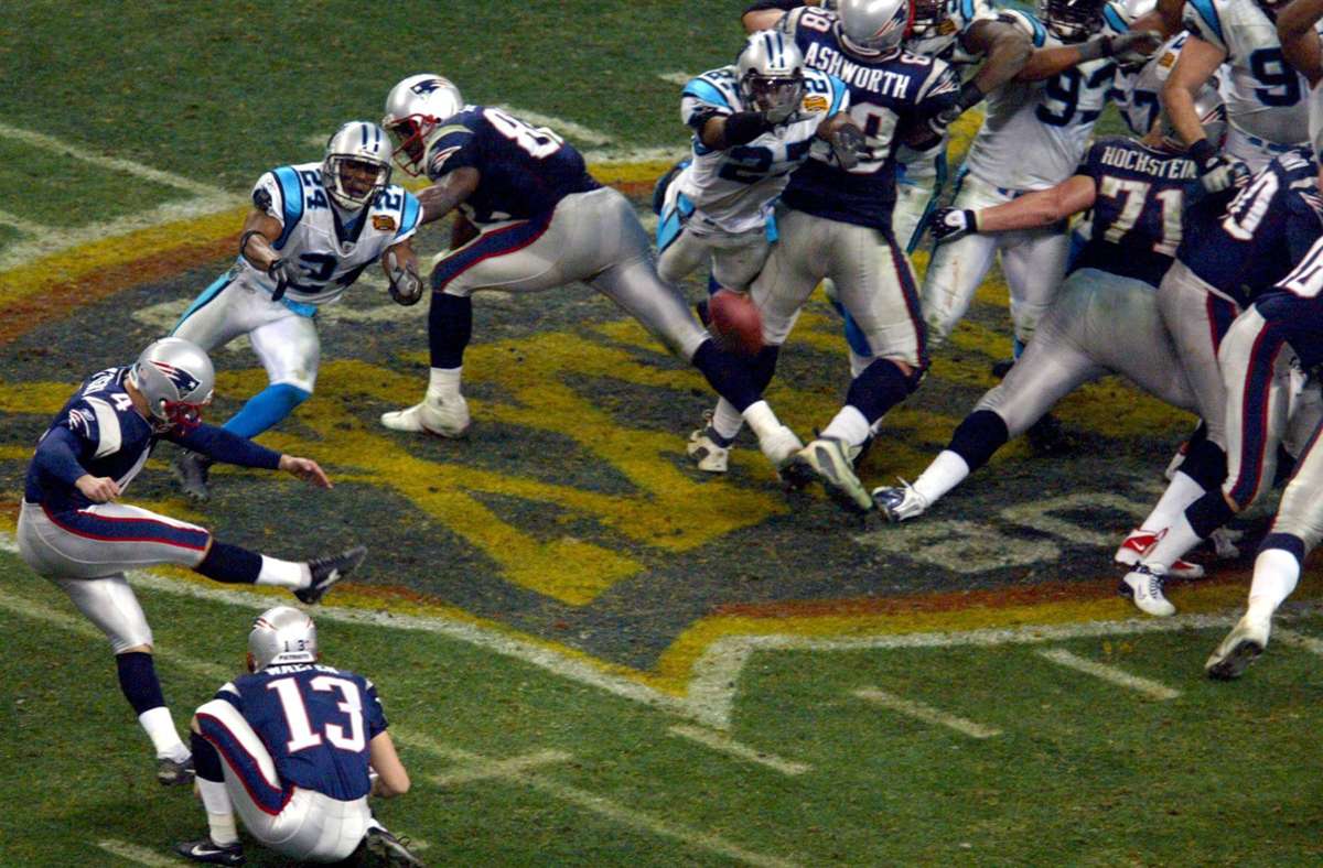 Bei 38. Superbowl (2004) in Houston gab es zwischen den New England Patriots und den Carolina Panthers  nichts Zählbares bis zur 27. Minute (Rekord). Dann aber legten die Teams los, allein im letzten Viertel fielen 37 Punkte.  Kicker-Legende Adam Vinatieri (Foto,li.) sorgte vier Sekunden vor Schluss mit einem 41-Yard-Field-Goal für die Entscheidung (32:29) zugunsten der Patriots. Quarterback Tom Brady gewann seinen zweiten Superbowl-Ring und wurde zum wertvollsten Spieler (MVP) des Finales gewählt.