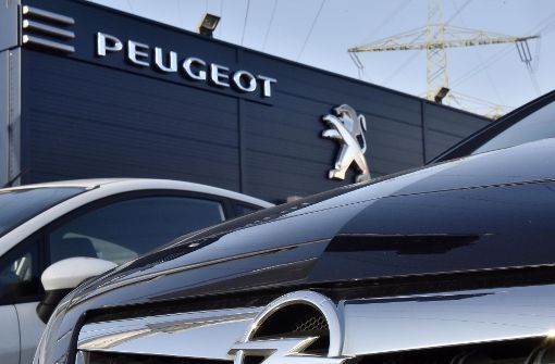 Aus Paris hat am Dienstag die Nachricht überrascht, dass der Konkurrent und Kooperationspartner PSA Peugeot Citroën über eine Opel-Übernahme mit GM verhandelt. Foto: AP