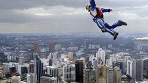 Im Mittelpunkt von Julia von Lucadous Roman steht ein Star der Skydiving-Szene. Hier springt der Ungar Tamas Sztojcsev von den Petronas Twin Towers der malaysischen Hauptstadt Kuala Lumpur. Foto: EPA