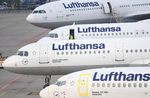 Lufthansa-Maschinen parken am Flughafen von Frankfurt am Main am Rande des Vorfeldes. Viele Lufthansa-Flugzeuge fliegen aufgrund der Streiks nicht. Foto: dpa