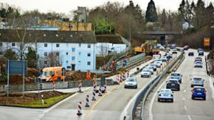 32 Monate sind für  den Neubau der Gumpenbachbrücke, die  aus zwei Brückenteilen besteht, veranschlagt. Der Verkehr kann während dieser Zeit weiter rollen, allerdings mit Einschränkungen. Foto: Katharina Sauter