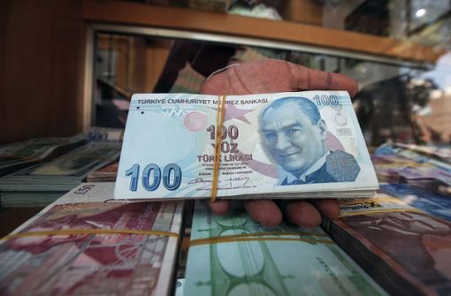 Die türkische Lira ist nicht mehr viel wert. Schuld ist der Streit zwischen der Türkei und den USA. Foto: AFP