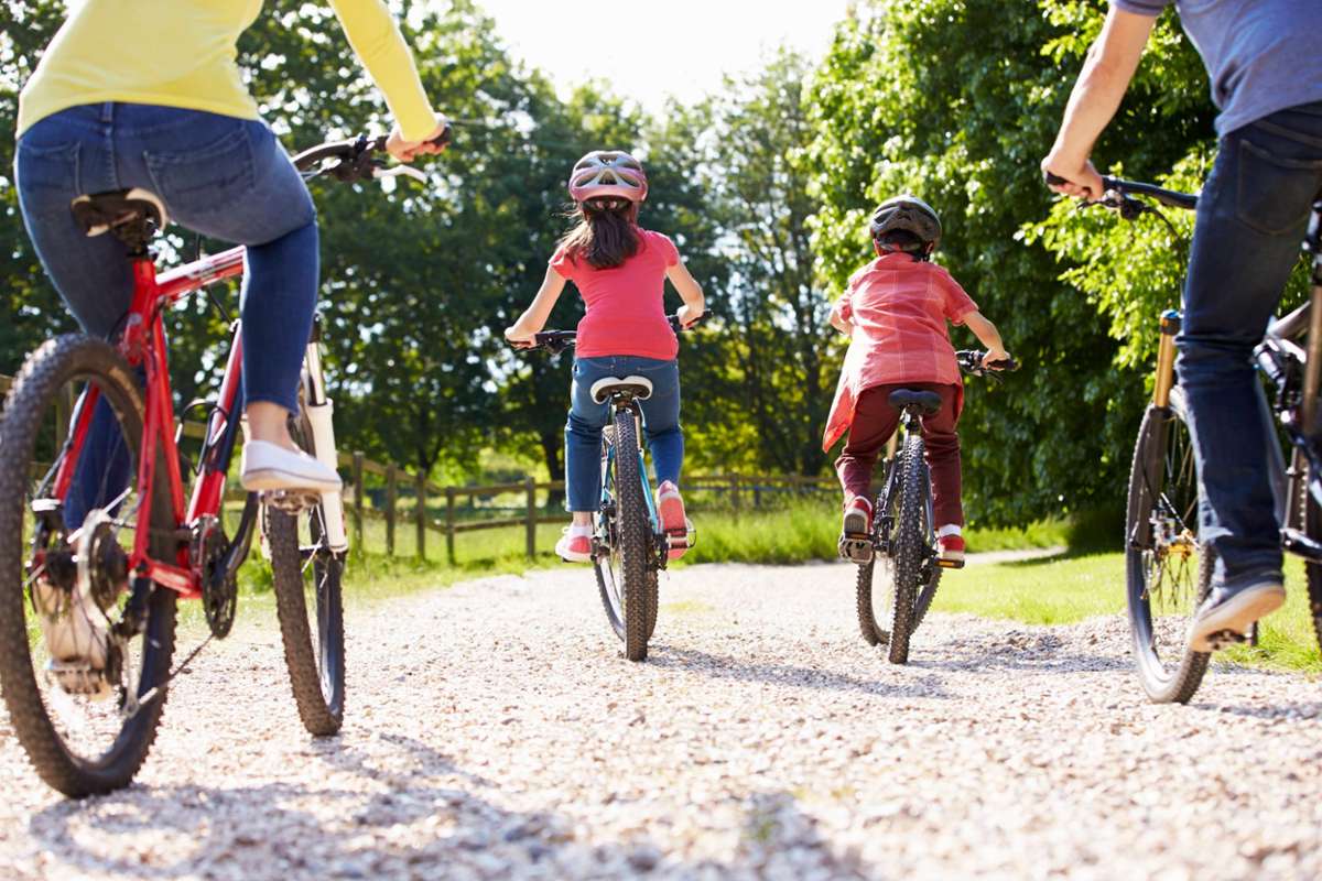 Wenn Eltern nach Fahrrädern für ihre Kinder suchen, müssen sie verschiedene Kriterien beachten. Foto: Imago / Shotshop
