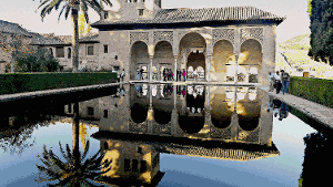 Teil des Stadtpalastes Alhambra, der ebenso wie die Parkanlagen für Besucher frei zugänglich ist. Foto: Wiebrecht