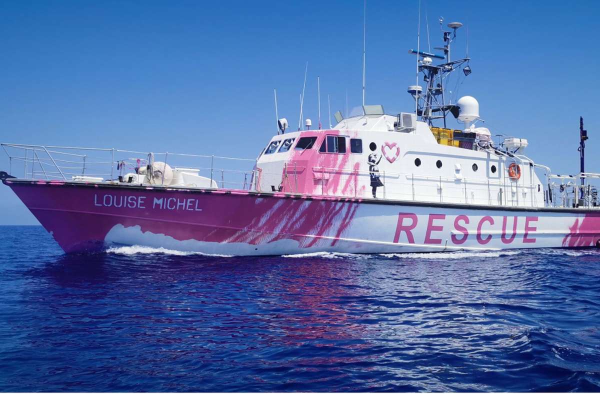 Das Rettungsschiff MV Louise Michel gehört Banksy und wurde von ihm bemalt. Auch in Stuttgart wird eine Spendenbox aufgestellt, deren Inhalt für das Rettungsprojekt bestimmt ist.