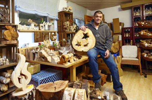 Matthias Schadt bietet Holzprodukte seit zwölf Jahren an. Foto: Avanti
