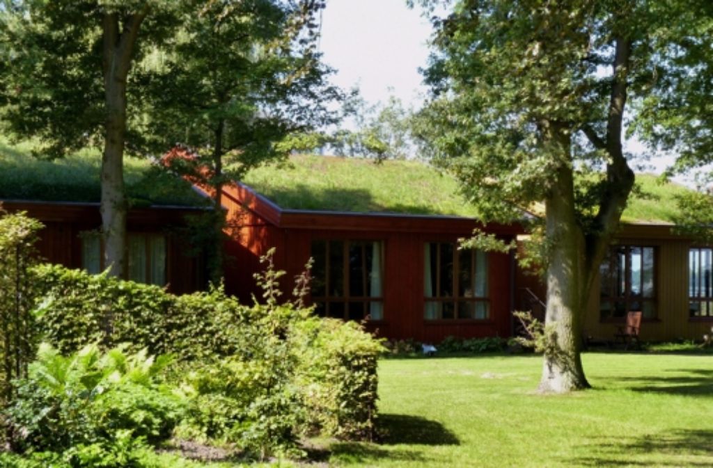Begrüntes Dach: Die Firma Bauer aus Stuttgart verdient ihr Geld auch mit der Schaffung von Öko-Nischen aus den Sparren Foto: BGL