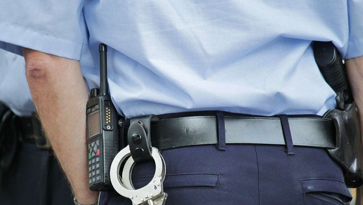 Überfall in Altbach: Teenager bedroht Frau mit Messer und fordert Bargeld