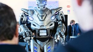 Ein Roboter steht auf einem Stand der Hannover-Messe. Die Messe gilt als größte Industrieschau der Welt. Smarte Technologien wie die Robotik sollen in Zukunft Jobs in Deutschland sichern Foto: dpa