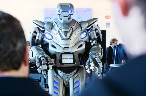 Ein Roboter steht auf einem Stand der Hannover-Messe. Die Messe gilt als größte Industrieschau der Welt. Smarte Technologien wie die Robotik sollen in Zukunft Jobs in Deutschland sichern Foto: dpa
