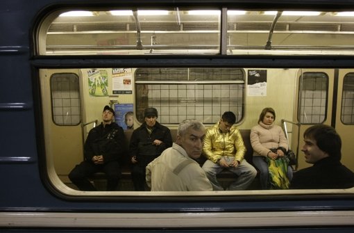 Fahrgäste in der Metro in Moskau. Eine Frau, die den Kopf eines Kindes bei sich trug,  wurde in der U-Bahn festgenommen. (Archivfoto) Foto: AP