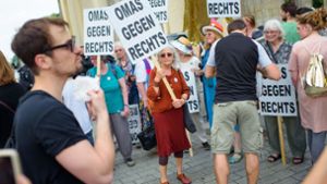 Omas demonstrieren gegen Rechts Foto: dpa