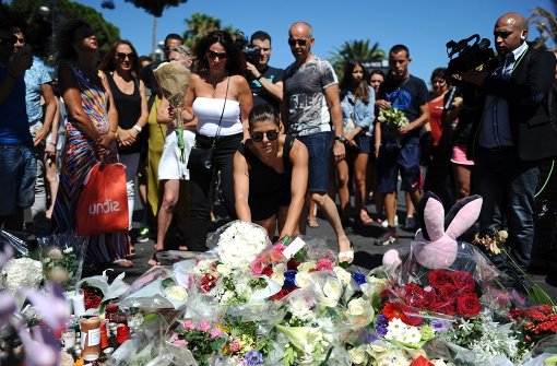 Am Tag nach dem Terroranschlag steht Nizza unter Schock, viele Menschen legen Blumen für die Opfer nieder. Foto: dpa