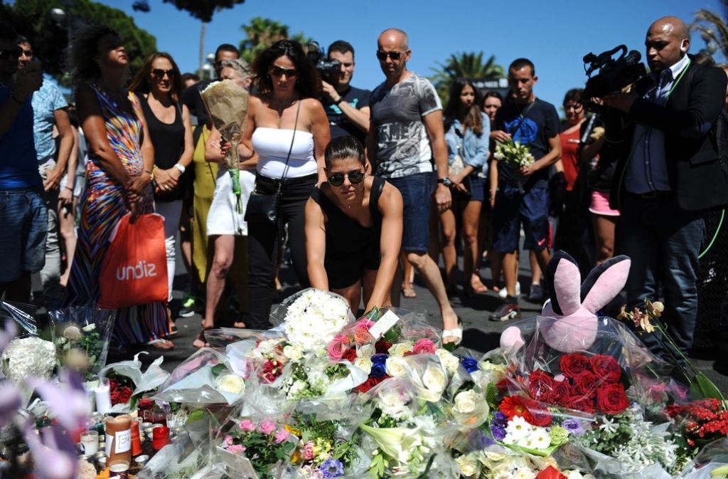 Am Tag nach dem Terroranschlag steht Nizza unter Schock, viele Menschen legen Blumen für die Opfer nieder.