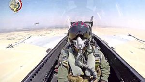 Ein ägyptischer Kampfpilot im Einsatz gegen  Terroristen in der Wüste. Kritiker sagen, das sei eine hilflose Machtdemonstration. Foto: AFP