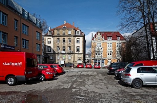 Bald kein Parkplatz mehr: an der Karlstraße 8 in Ludwigsburg  könnte ein Haus mit  elf Stockwerken  errichtet werden. Foto: factum/Granville