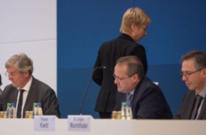 Thomas Bopp (li.) und Nicola Schelling (stehend) sind nicht gut aufeinander zu sprechen. Das soll sich bald ändern. Foto: Lichtgut/Max Kovalenko