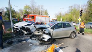 Hoher Schaden nach einem Unfall in Stuttgart. Foto: Andreas Rosar Fotoagentur-Stuttg