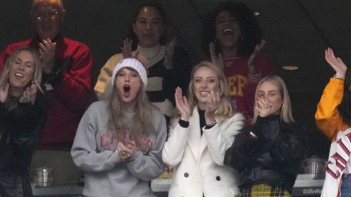 Plötzlich Chiefs-Fan: Taylor Swift jubelt ihren neuen Lieblingen zu. Foto: dpa/Charles Krupa