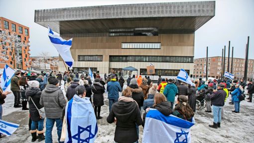Solidarität mit den Menschen im Nahen Osten zeigten fast 200 Teilnehmer bei der Kundgebung eines breiten Bündnisses der Stadt Ostfildern im Scharnhauser Park. Foto: Horst Rudel