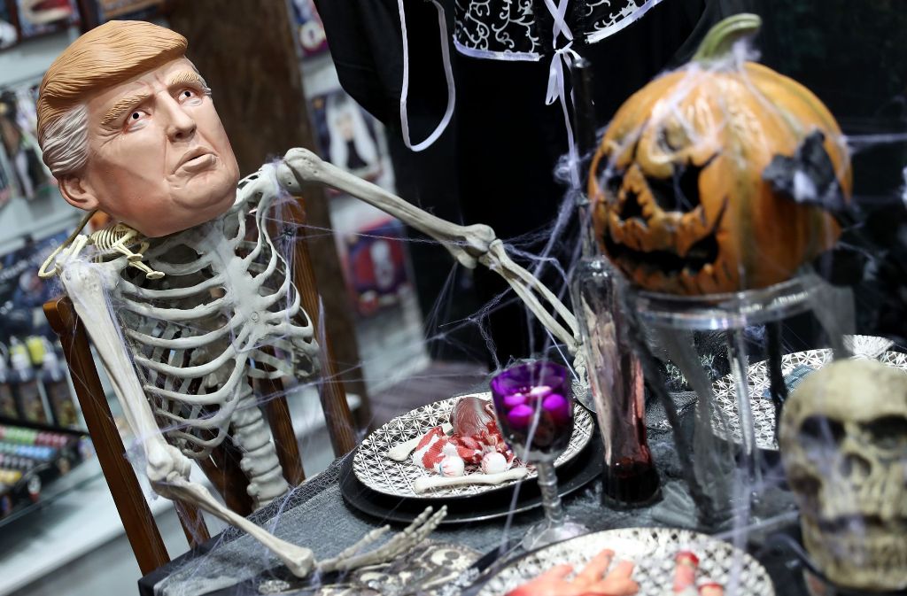 Ausgefallenes Spielzeug gibt es auch zu sehen: Eine Maske des Konterfeis des US-amerikanischen Präsidenten Donald Trump wird während der 68. Internationalen Spielwarenmesse am Stand des spanischen Kostüm-Herstellers Fiestas Guirca gezeigt.