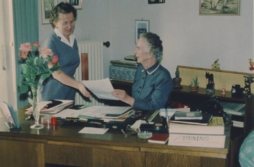 Charlotte Armbruster an ihrem Schreibtisch. Nach dem Krieg war sie bis 1959 Mitglied im Gemeinderat. Foto: Stadtarchiv Stuttgart
